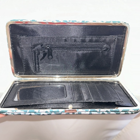Metallic Green & Silver Cheetah Print Wallet - ID slot, credit card holders NWOT - Picture 4 of 11